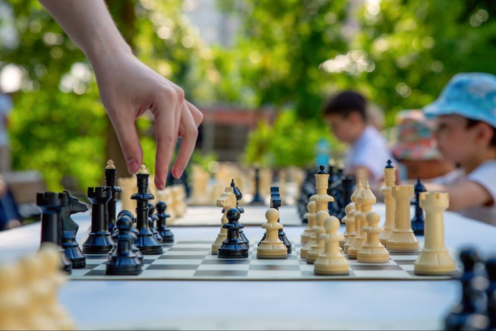 Турниры и мастер-классы: в столичных парках пройдут мероприятия в честь Международного дня шахмат