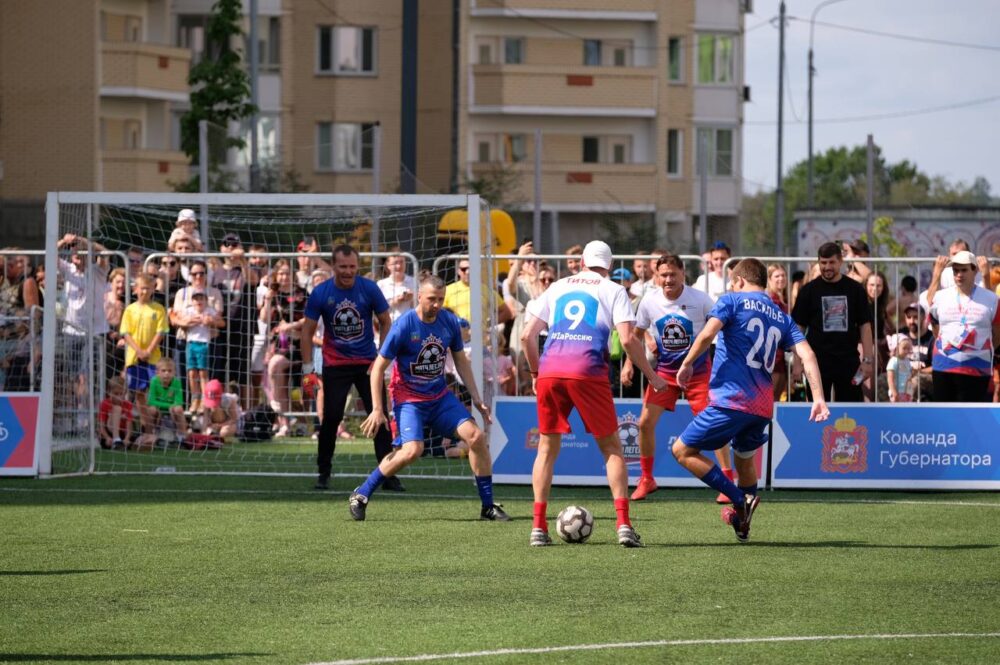 «Легенды футбола» сыграли с жителями Красногорска на стадионе образовательного центра «Вершина»