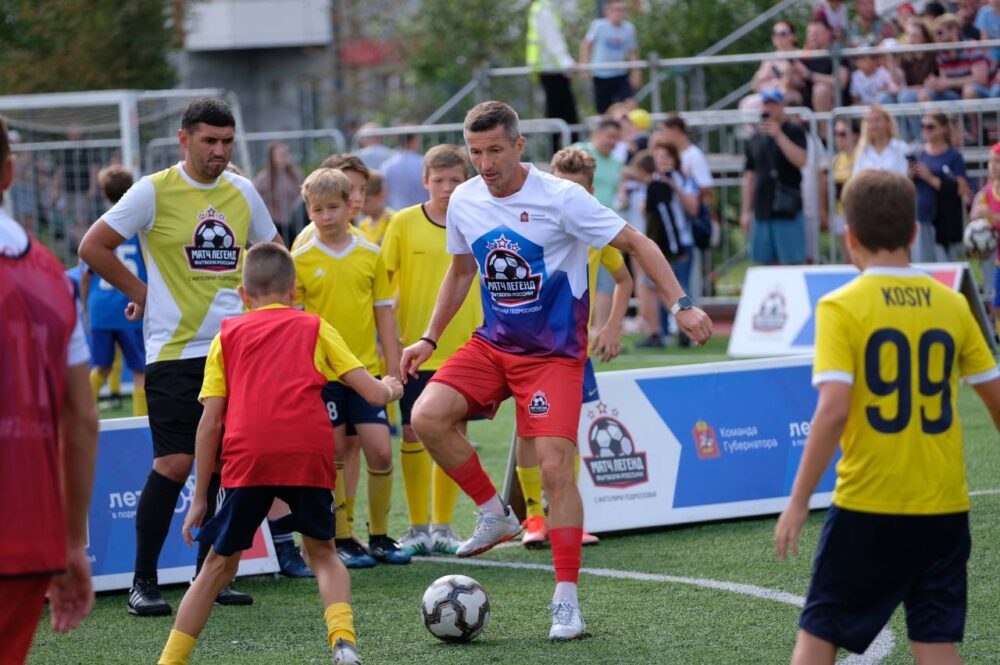 «Легенды футбола» сыграли с жителями Красногорска на стадионе образовательного центра «Вершина»