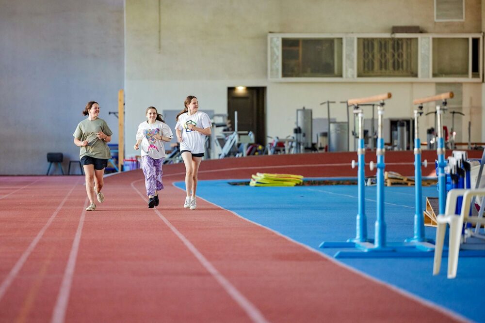 Высокий спорт: как в Москве тренируют юных скалолазов
