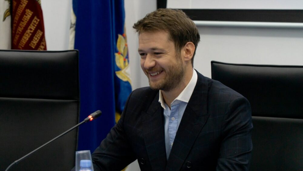 Международная федерация киберспорта IESF вернула российским командам право выступать на международных соревнованиях с флагом и гимном