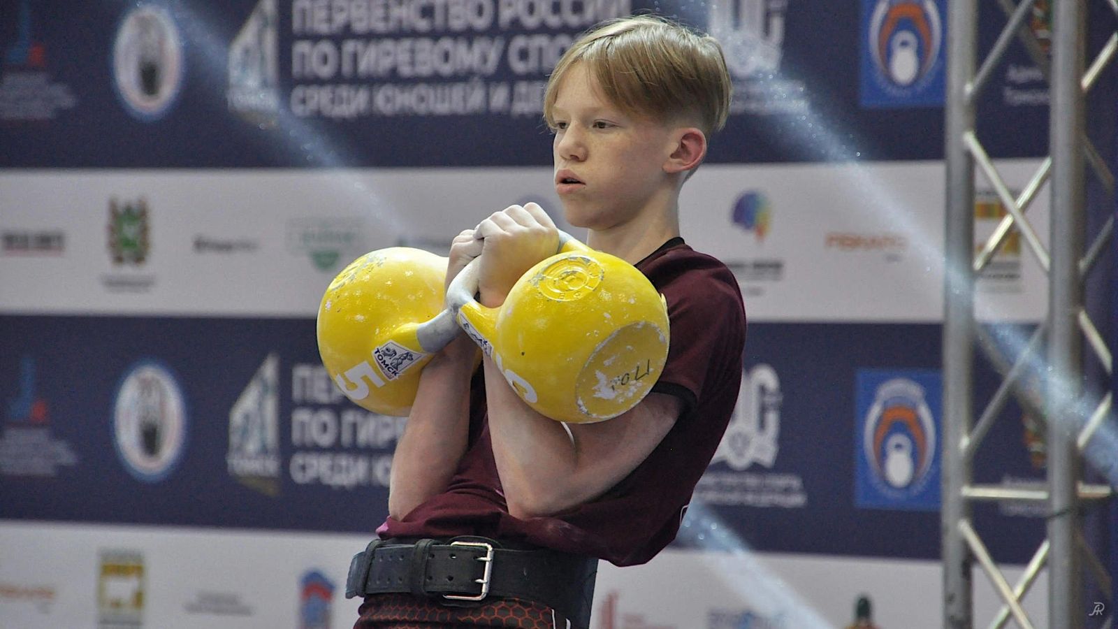 Юнармеец из школы №2120 поднял гирю 210 раз и победил в Турнире Москвы