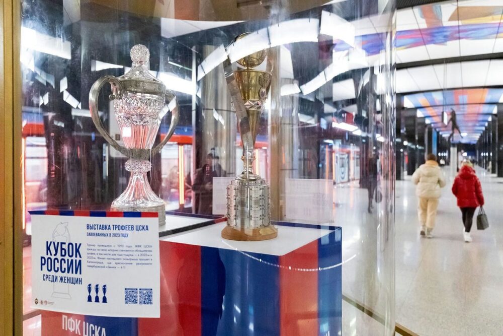 На станции метро «ЦСКА» открылась выставка футбольных Кубков России