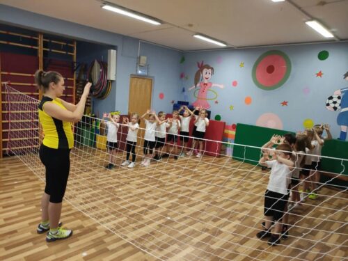 В школе №1368 тренировки у дошкольников проводят их спортивные родители — Спорт в Москве