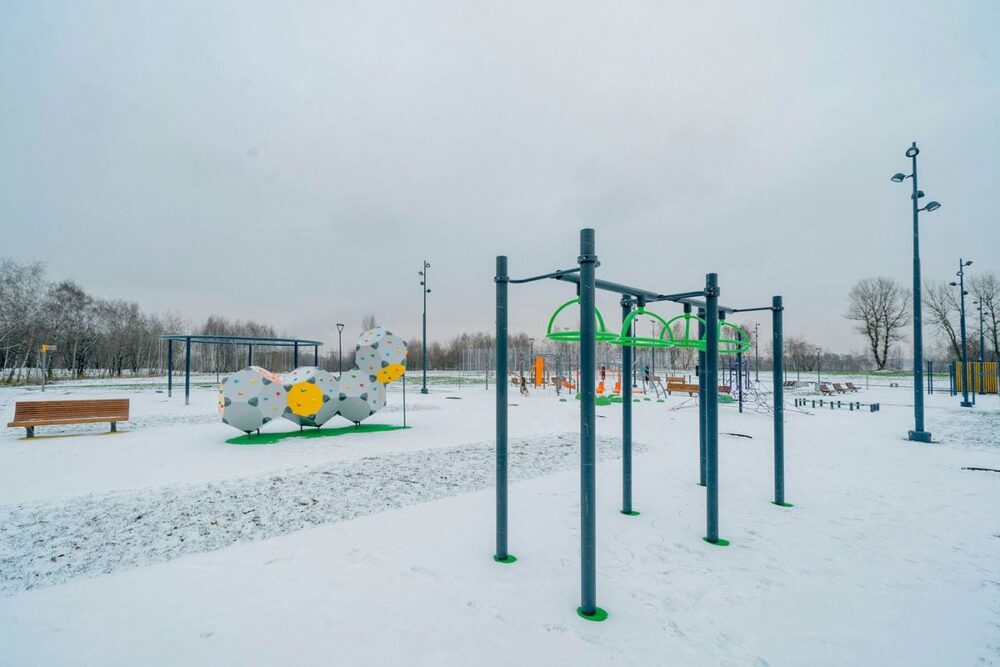 Игра в любое время года: в новом парке на юге Москвы появился спорткластер с футбольными полями