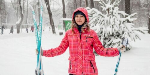 Снег искусственный и натуральный: в каких парках можно бесплатно покататься на лыжах — Спорт в Москве